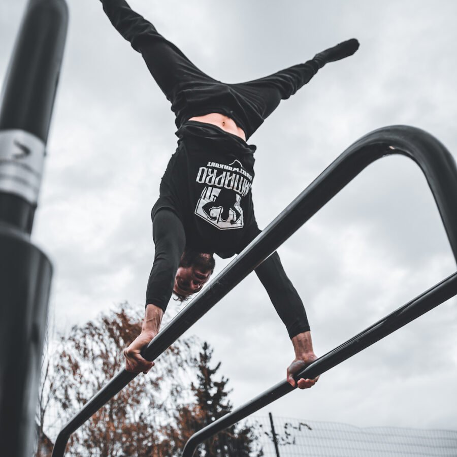 équipement de sport extérieur pour une aire de street workout : figure triple dips