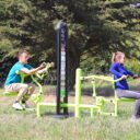 appareil fitness extérieur musculation biceps dips utilisation vue 2