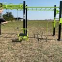 équipement de sport extérieur pour une aire de street workout : cross training v2 utilisation traction
