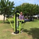 équipement de fitness extérieur pour un aire sportive outdoor : chaise romaine sur un sol naturel