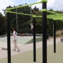 équipement de sport extérieur pour une aire de fitness : barre anneaux / trx