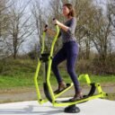 équipement de fitness extérieur pour un aire sportive outdoor : vélo elliptique sur une dalle de propreté