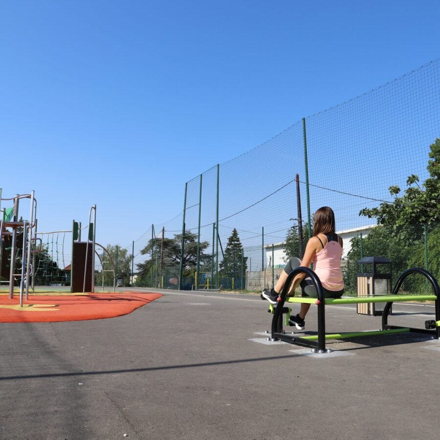 équipement de sport extérieur pour une aire de fitness : banc training pédalier freetness vue 1
