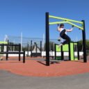 équipement de sport extérieur pour une aire de fitness : cliffhanger du plateau ninja