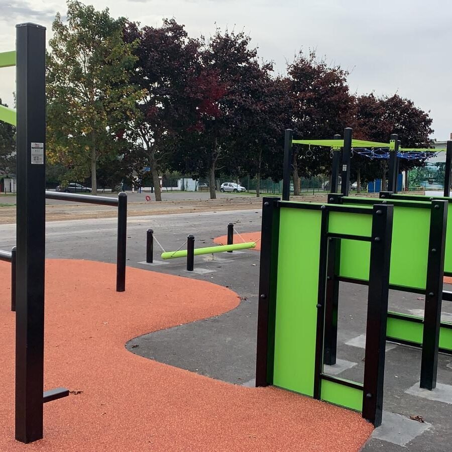 équipement de sport extérieur pour une aire de street workout : cliffhanger ninja freetness