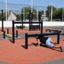 équipement de sport extérieur pour une aire de fitness : dessus dessous du plateau ninja