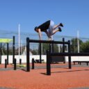 équipement de sport extérieur pour une aire de fitness : utilisation poutre dessus dessous du plateau ninja