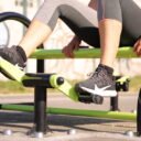 équipement de sport extérieur pour une aire de fitness : banc training pédalier freetness vue 2
