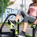 équipement de sport extérieur pour une aire de fitness : banc training pédalier freetness