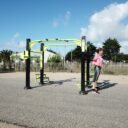 équipement de street workout compact training sur un enrobé