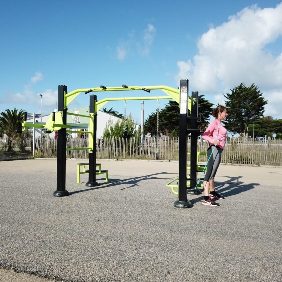 équipement de street workout compact training sur un enrobé