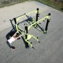 équipement de street workout compact training sur un enrobé vue 2