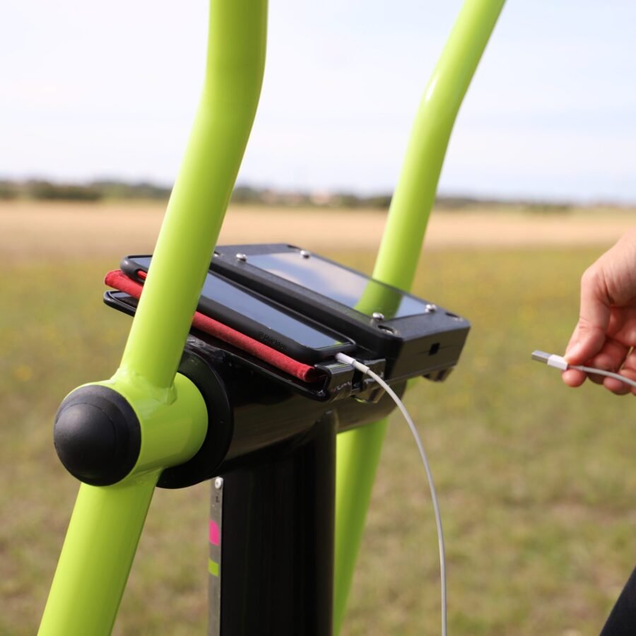 équipement de sport extérieur pour une aire de fitness outdoor : vélo elliptique chargeur r-pro chargeur cable