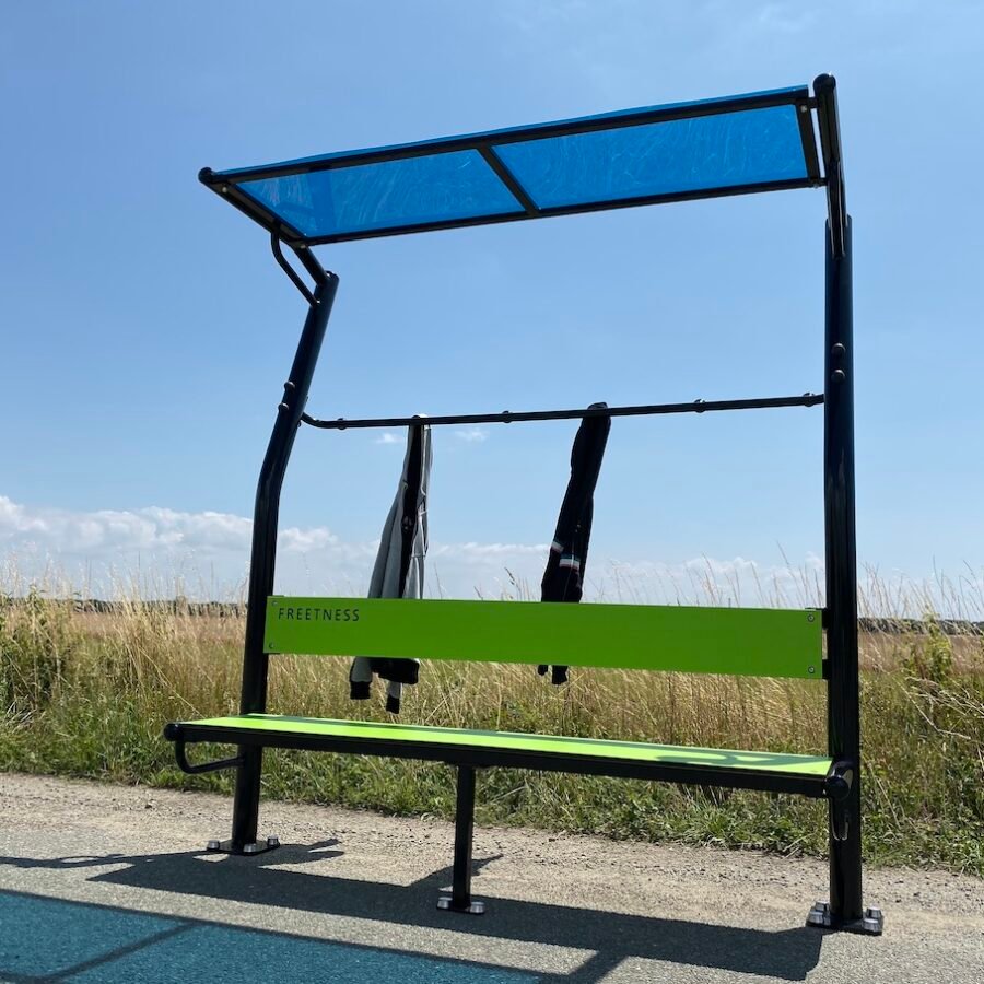 vestiaire extérieur avec banc pour une aire de fitness