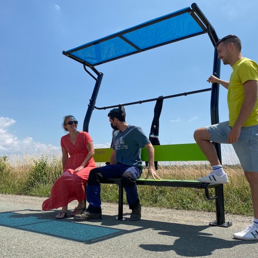 vestiaire extérieur avec banc pour une aire de fitness