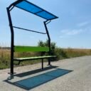 vestiaire extérieur avec banc pour une aire de fitness vue 2