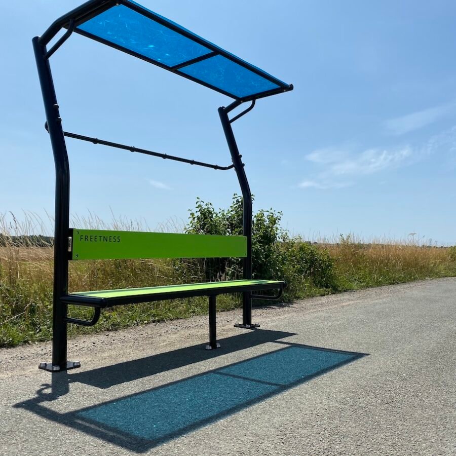 vestiaire extérieur avec banc pour une aire de fitness vue 2