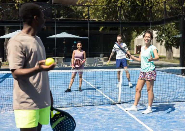 Terrain de padel avec ou sans poteaux d’angle : quel modèle choisir ?
